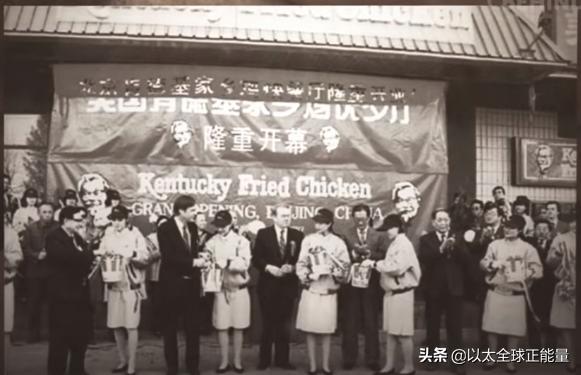 有八块腹肌的肯德基爷爷,肯德基老爷爷亲自做炸鸡