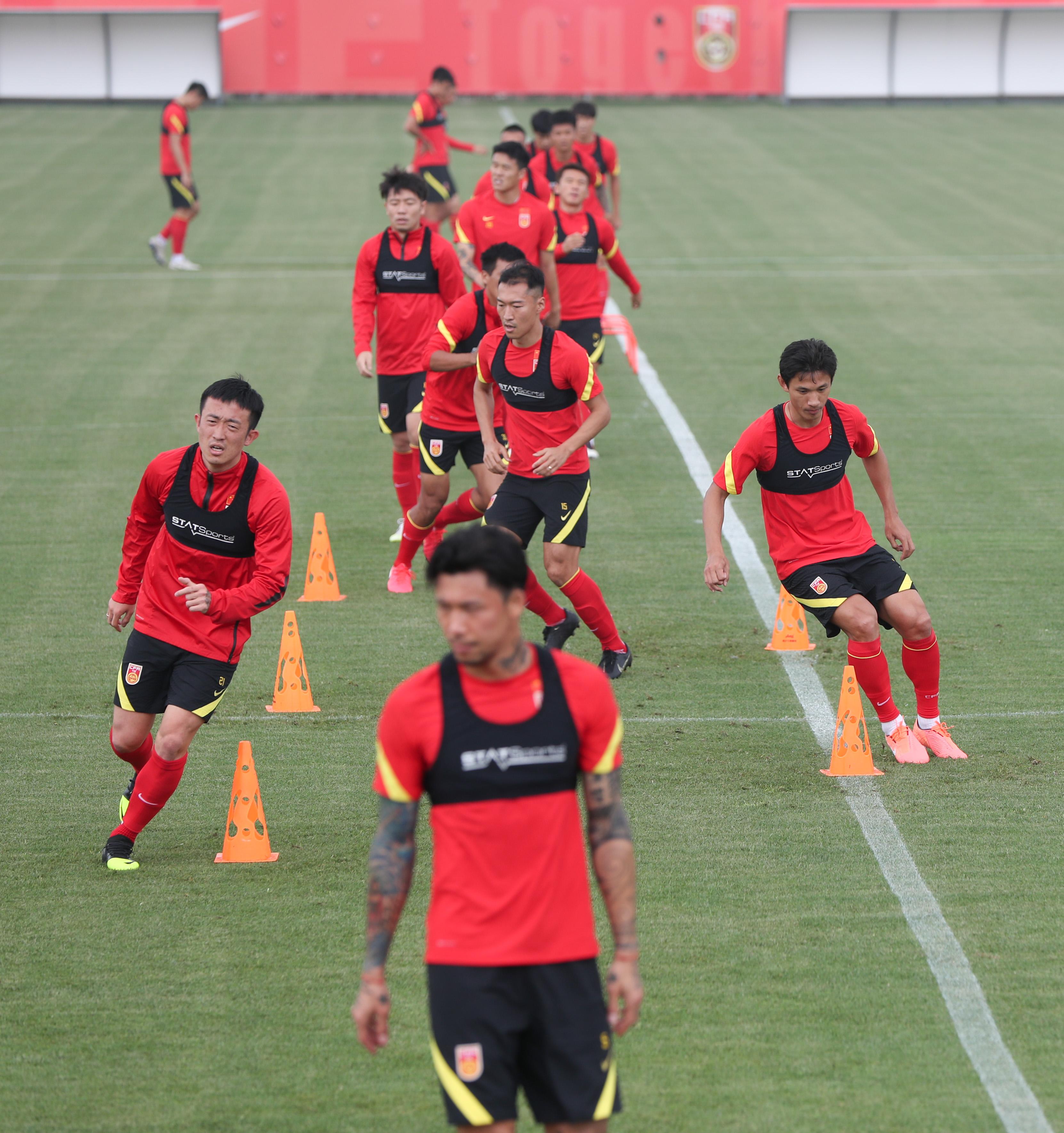 国足大换血，李铁破釜沉舟，谁才是10号球衣的归属？