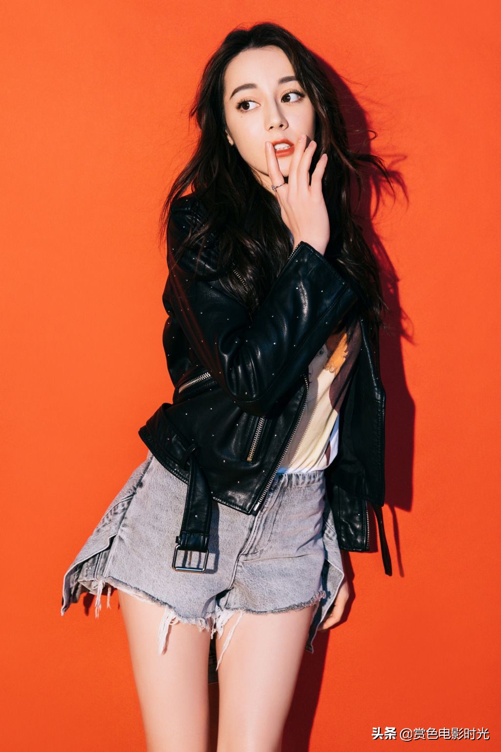 迪丽热巴穿短裤机场路透,迪丽热巴穿黑衣黑裤耍帅