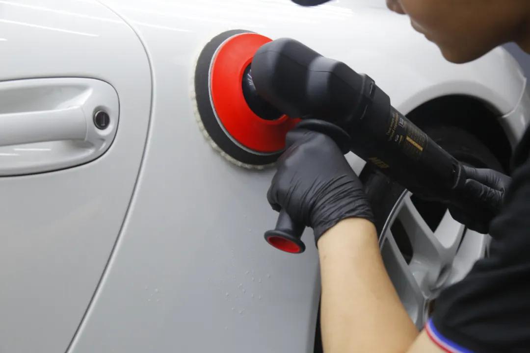 给车漆做保护是打蜡好还是镀晶好,白色车漆发黄需要打蜡抛光镀晶嘛