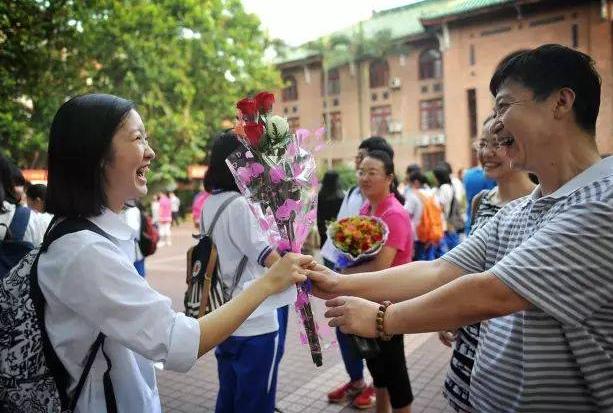 高考后学生沉迷游戏家长该怎么办,高考倒计时30天还在玩手机