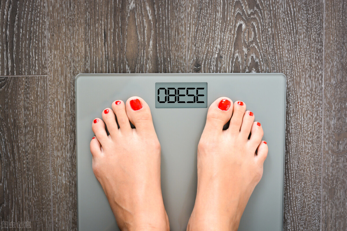 早上起床55公斤中午56公斤,早晨51.6公斤晚上52.9公斤