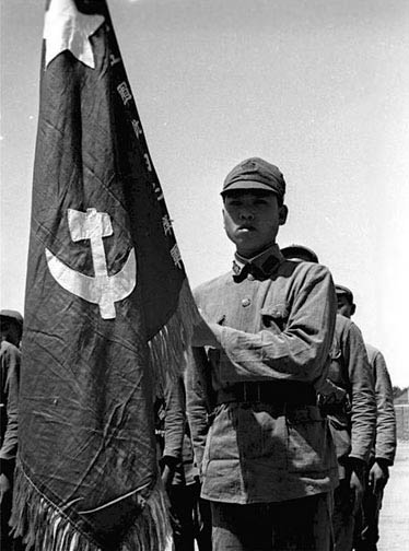 看两张有瑕疵的油画、照片，了解人民*队军**军旗的前生今世