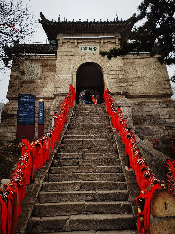 华山的五座峰分别可以干什么,华山一日游登山攻略图片简单