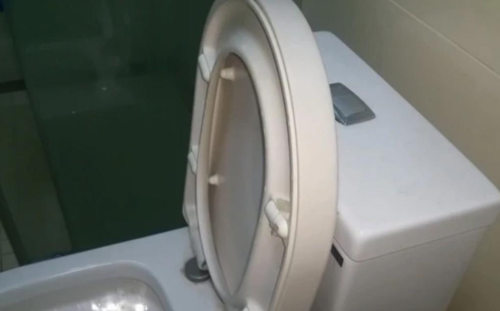 马桶上面小孔不出水怎么快速疏通,马桶盖上出水按钮