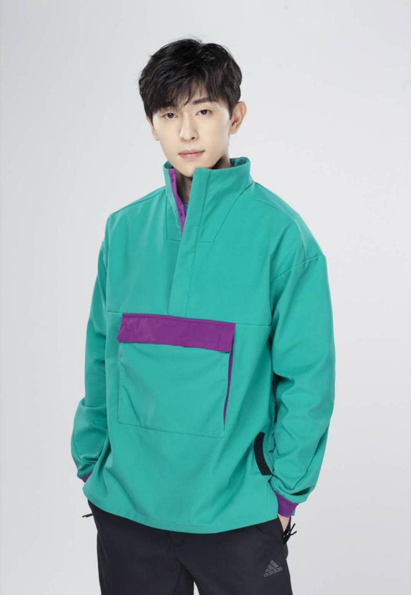 邓伦就是典型的衣架子！穿起绿色拼接运动装，活力四射男友力爆表