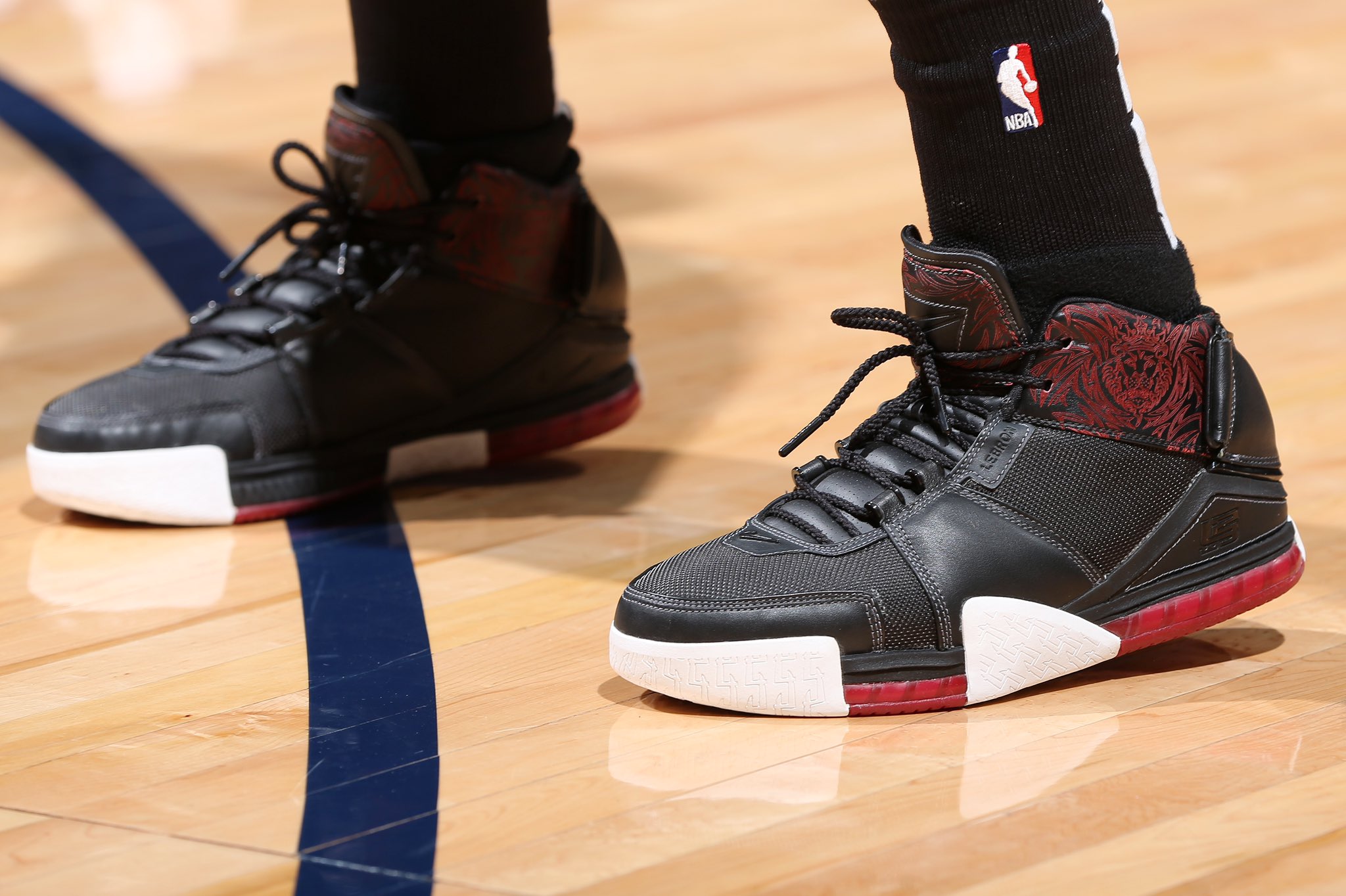 NBA今日球鞋精选：新配色UACurry5来了！库里穿它致敬老爹