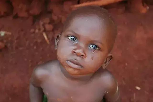 用零花钱给非洲挖了1000多口井，只因孩子的眼泪是那里最干净的水