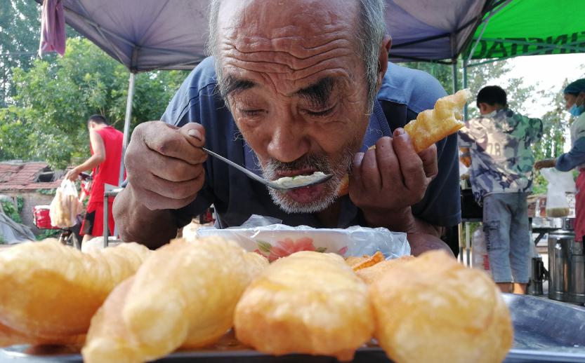 山东小哥摆摊卖小吃视频,大叔摆摊卖22年小吃每天忙到凌晨