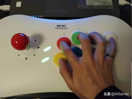 原汁原味！《拳皇》缔造者SNK全新ArcadeStickPro摇杆开箱测评