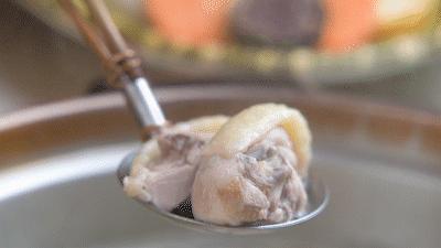 椰椰椰！这家人气椰子鸡专门店，光是汤底就喝饱了