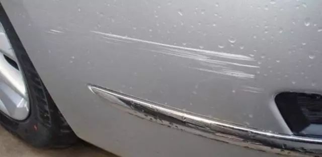 汽车停路边被刮了怎么赔付,车子停着被刮蹭这是有多倒霉