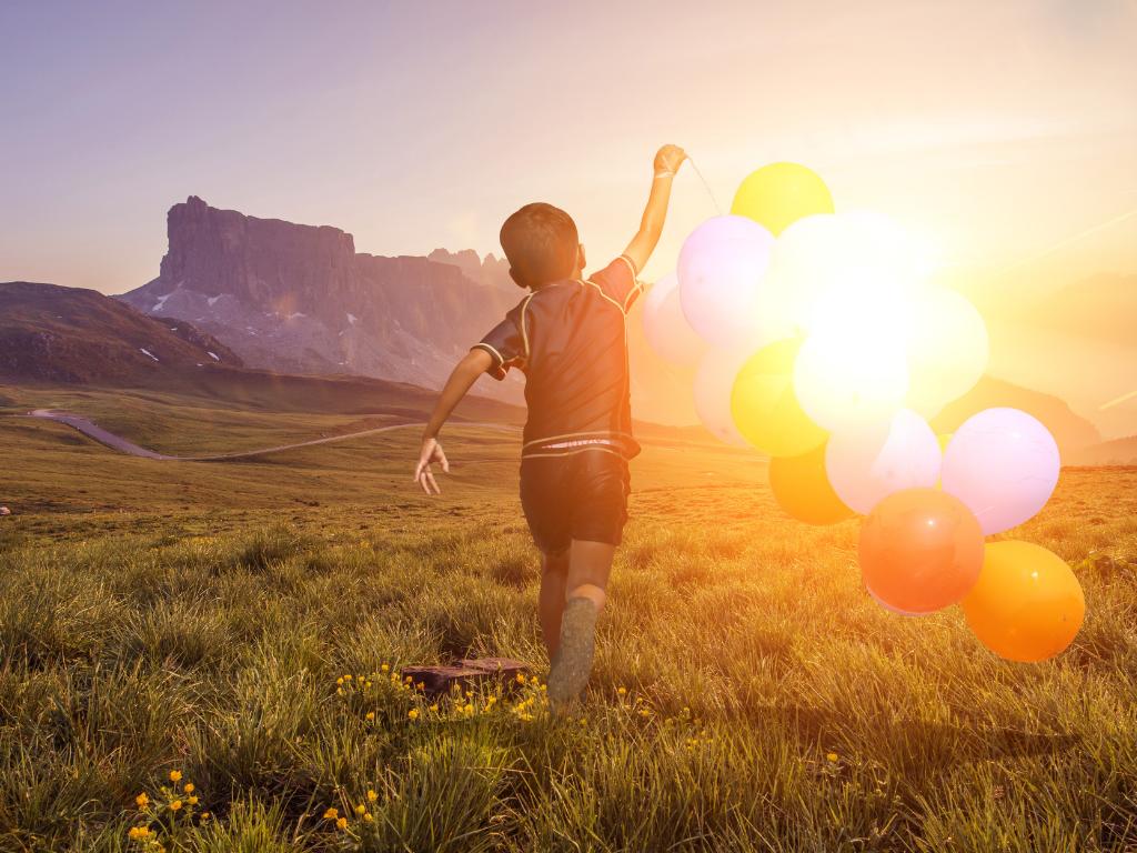 一岁半的宝宝变得胆小了怎么回事,2岁半宝宝出门胆小在家里活泼