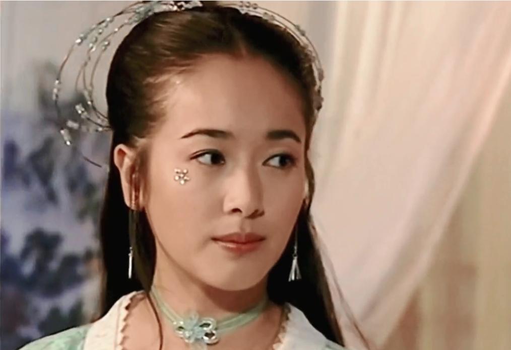 白月光是肖战和谁的,白月光是男主男扮女装的知乎小说