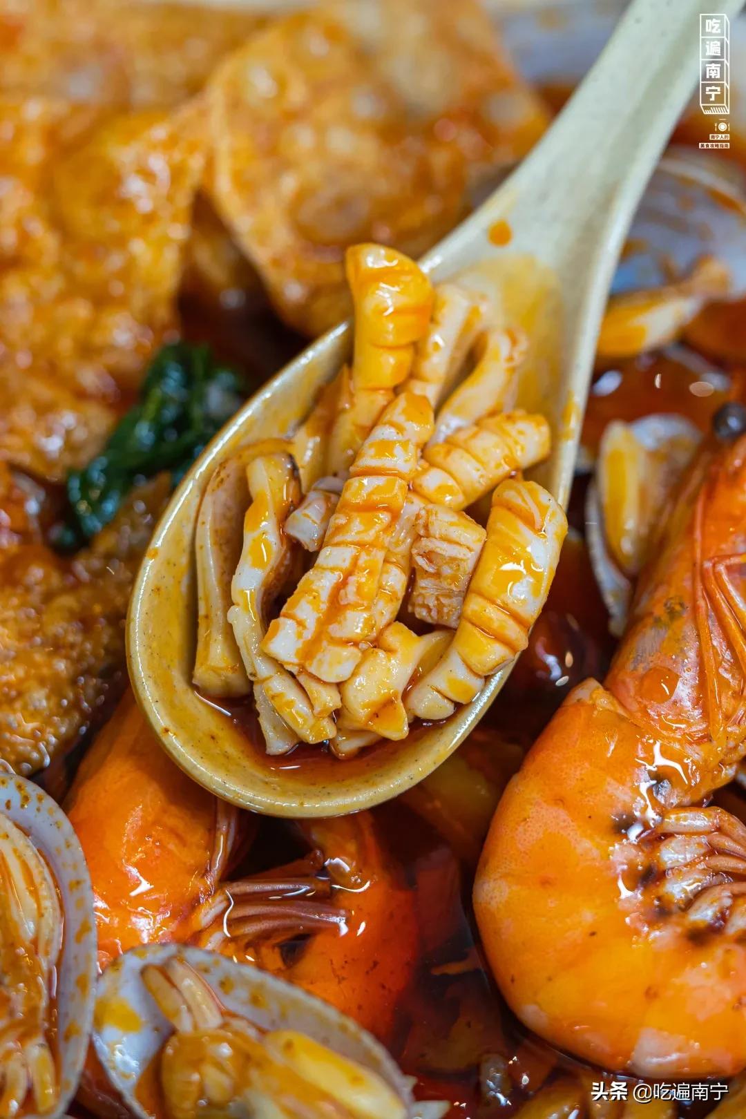 最近有一家特别火的螺蛳粉店,广西南宁西乡塘皇冠螺螺蛳粉