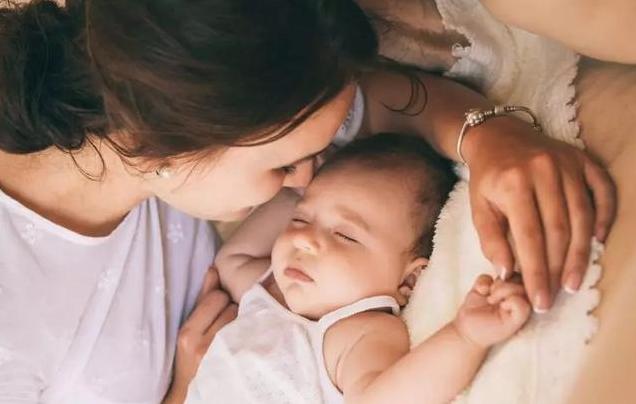 宝宝睡觉一惊一乍被吓到怎么办,宝宝睡着一惊一乍是受惊吓了吗