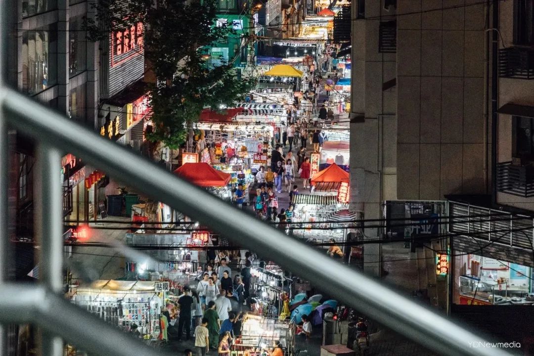 武汉步行街摆地摊,在武汉摆地摊的老乡们