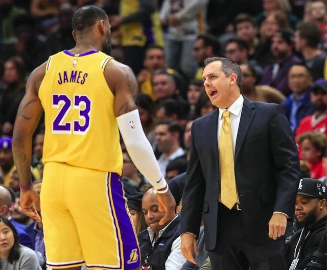 詹皇正面回应末节爆发,詹皇末节9中2险成罪人