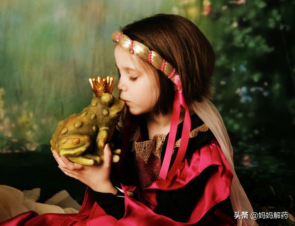 天气凉了宝宝在家不穿鞋,天气凉了孩子不愿意穿鞋子