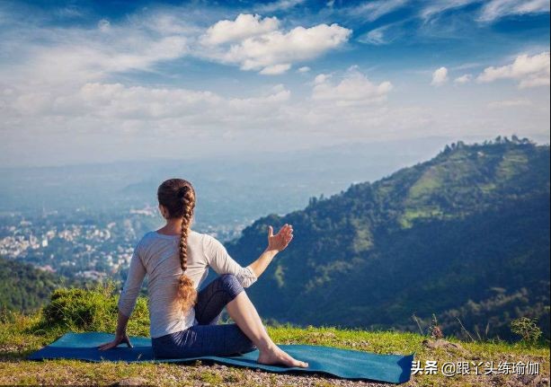 宫寒适合练什么体式的瑜伽,宫寒湿气重做瑜伽适合哪些动作