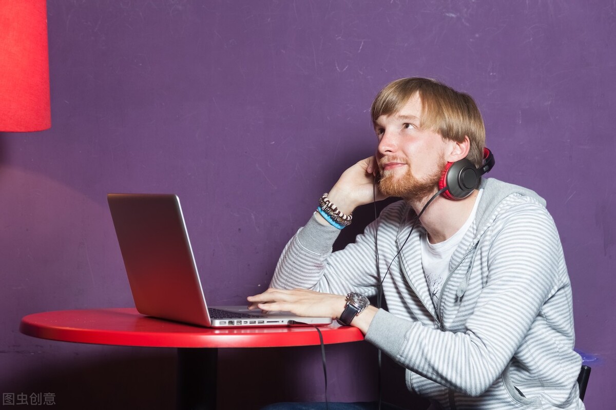 在悬崖上踢足球,在泥坑里踢足球