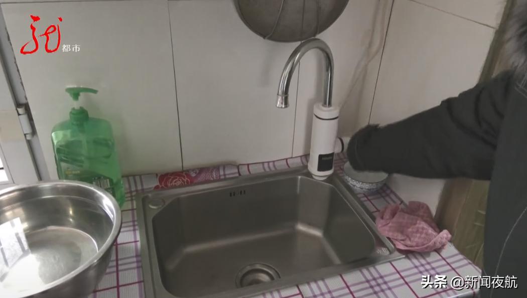 仓买生意看似“火爆”，居民来了却排长队不买东西