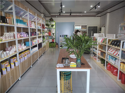 开化妆品店加盟好还是自己开好,开化妆品店的优势及前景