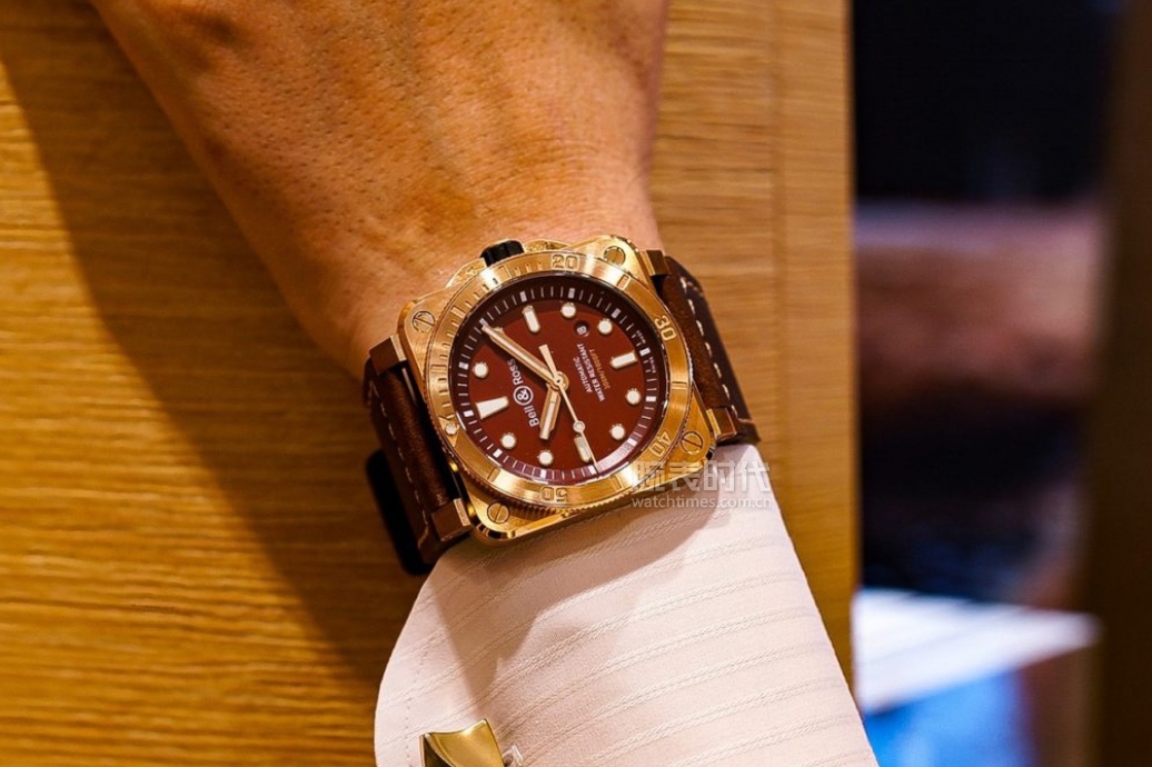 这五款红盘腕表你敢戴吗,公价3万元上下三款青铜腕表推荐