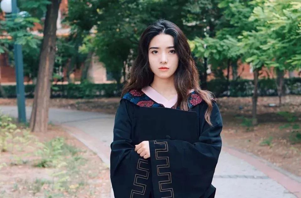 美院中国风学士服,九大美术学院学士服