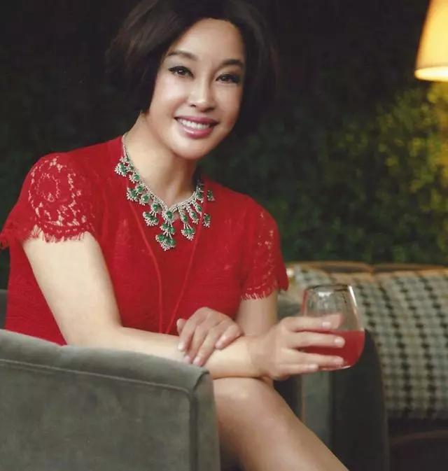 四婚三离、58岁嫁富豪！坐牢422天、身家亿万！传奇女人