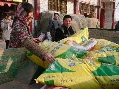 现在心连心化肥卖多少钱一袋,卖化肥一年挣多少钱