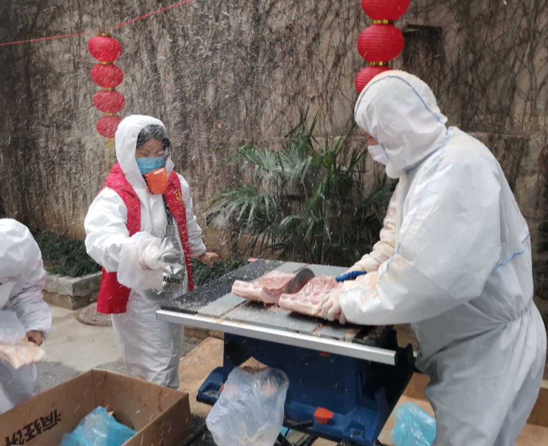 每切一块冻猪肉，就像下了一场猪肉味儿的雪…