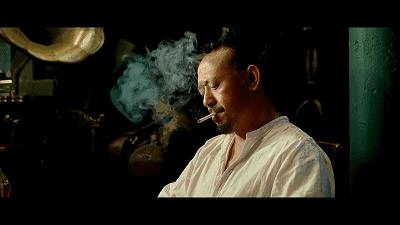 老板来瓶七块的啤酒,老板来盒红色的烟