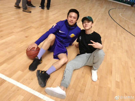 邓超鹿晗情侣装,邓超鹿晗篮球场合照