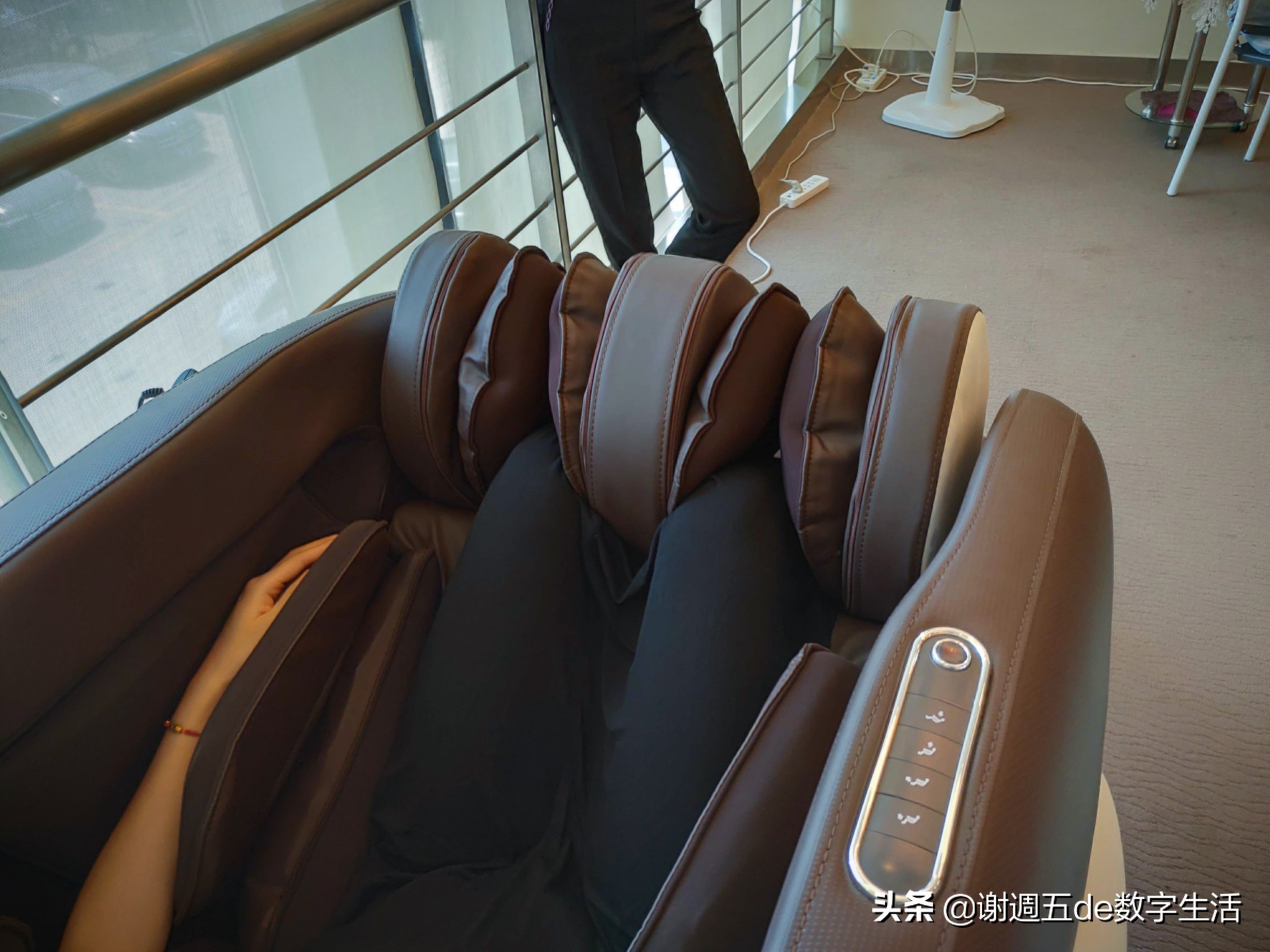 让健康和孝心陪伴妈妈每一天，督洋按摩椅线下选购实录