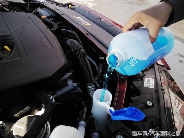 水箱的玻璃水被冻住了会怎么样,玻璃水冻住了开着车可以解冻吗