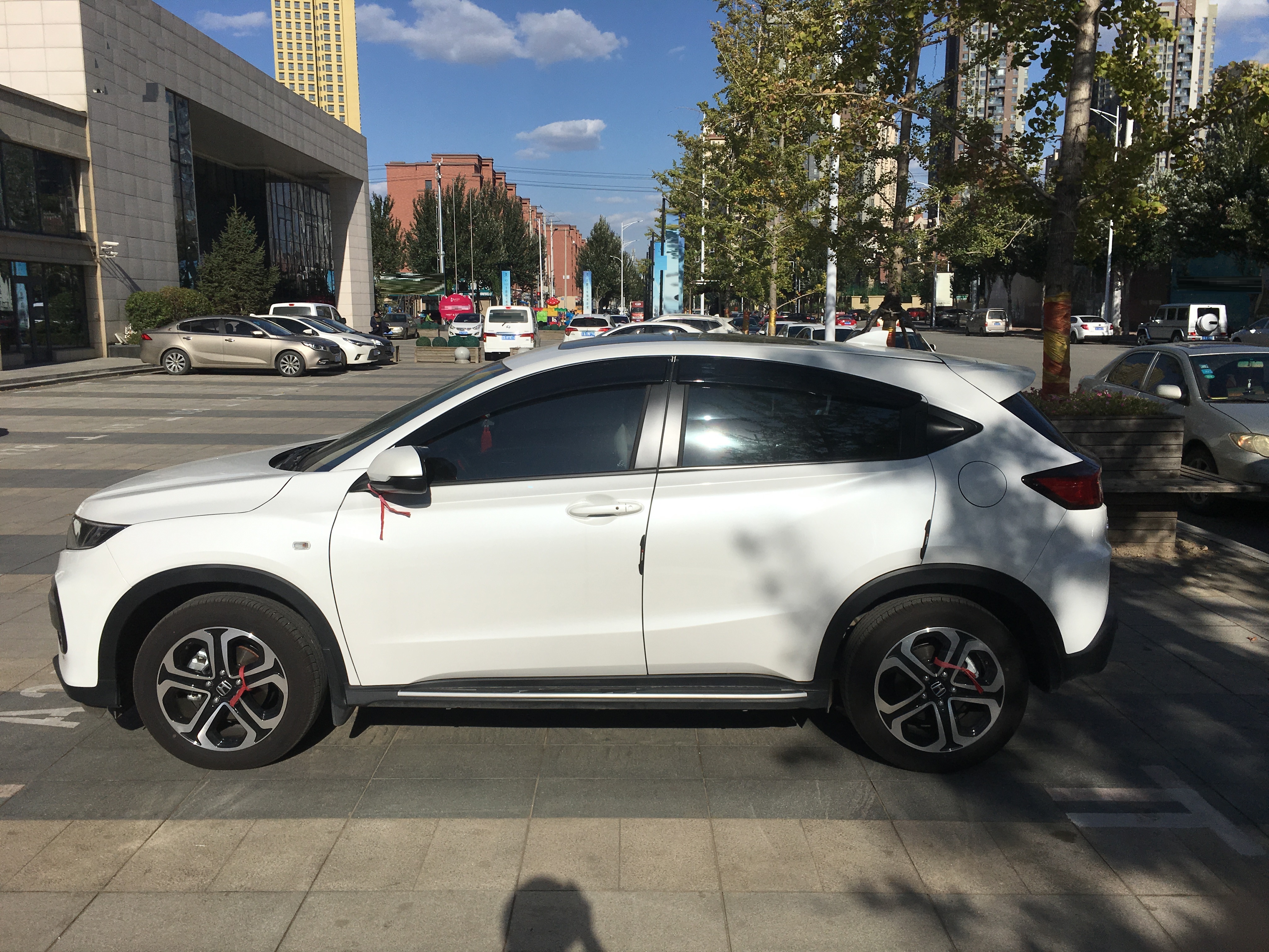 为什么大家都喜欢买小型suv,有越野车还有必要买suv