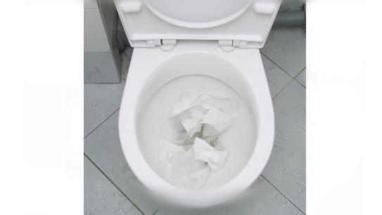 马桶被卫生纸堵了一夜会自己通吗,马桶被纸堵了你能用84消毒液吗