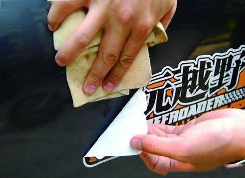 汽车挡风玻璃贴标清除方法,汽车玻璃检验贴怎么去贴