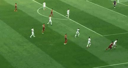 中超比赛角旗杆断裂,球员自己维修!网友:可以入选2018感动中国