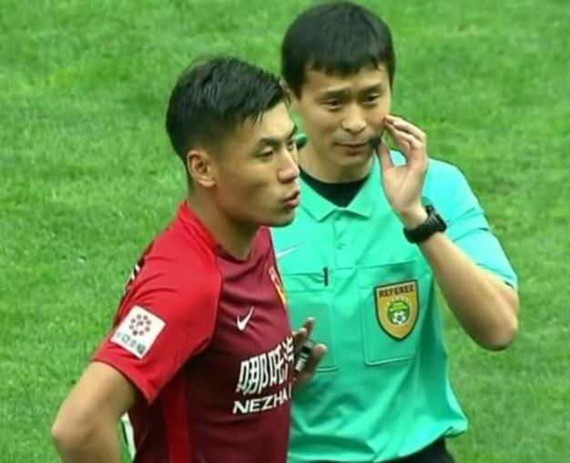 中超比赛角旗杆断裂,球员自己维修!网友:可以入选2018感动中国