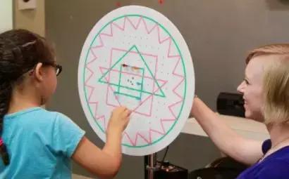 儿童斜视弱视视力康复,弱视小朋友通过治疗恢复视力案例