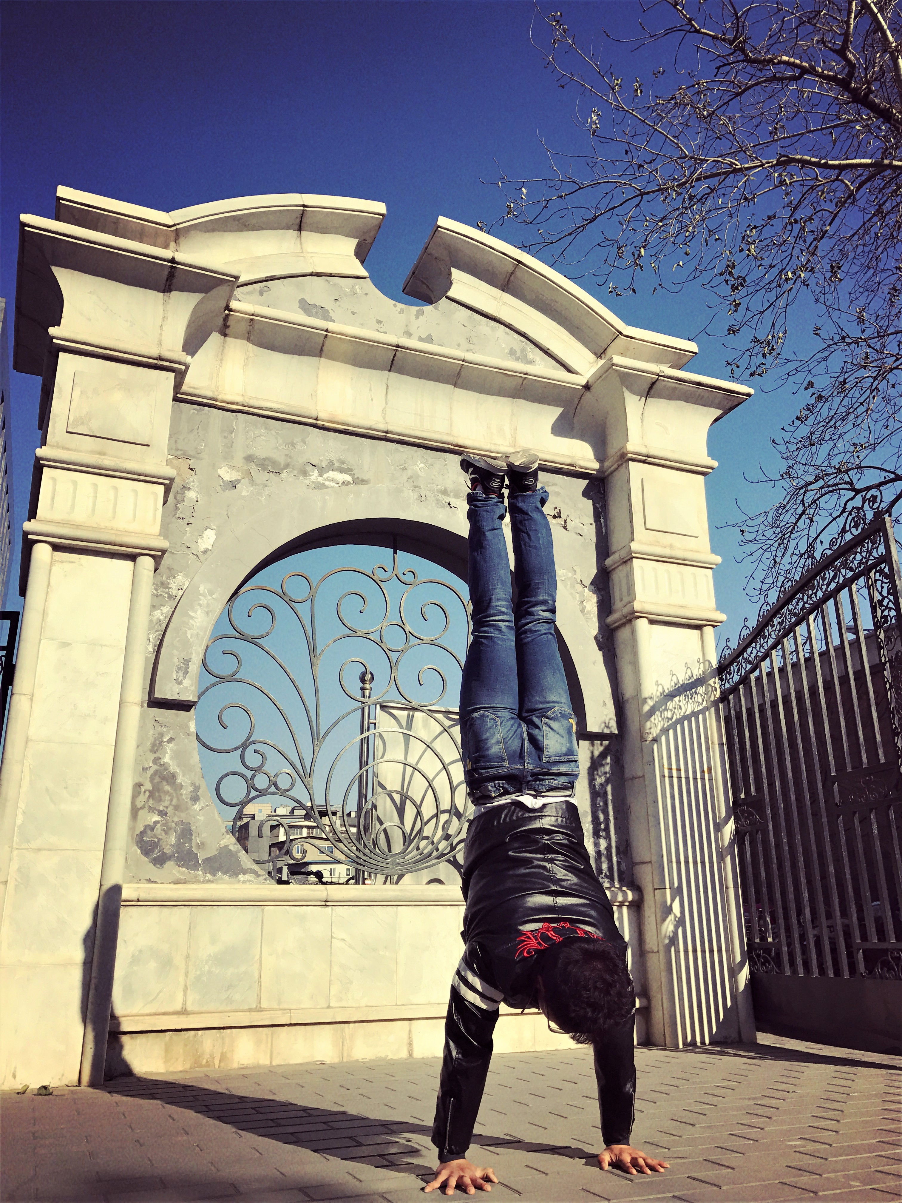 想学倒立走初学,想学倒立哪种倒立更容易学