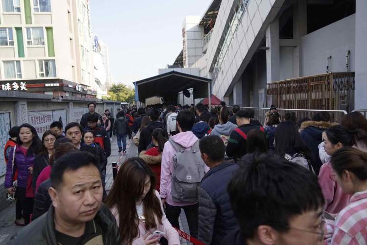 现实版贪吃蛇!地铁3号线殷高西路站早高峰大军为何排进弄堂里?