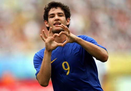 帕托足球比赛上粉丝喊迪丽热巴,球迷为帕托喊迪丽热巴