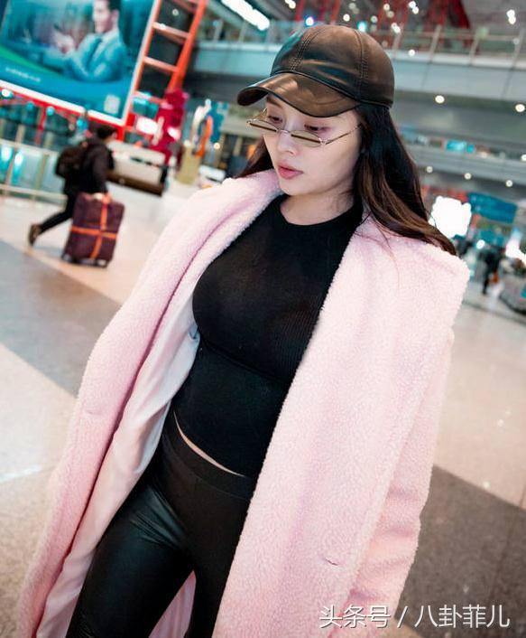 大嫂徐冬冬新年晒照蜂腰抢镜,大嫂徐冬冬依然霸气侧漏