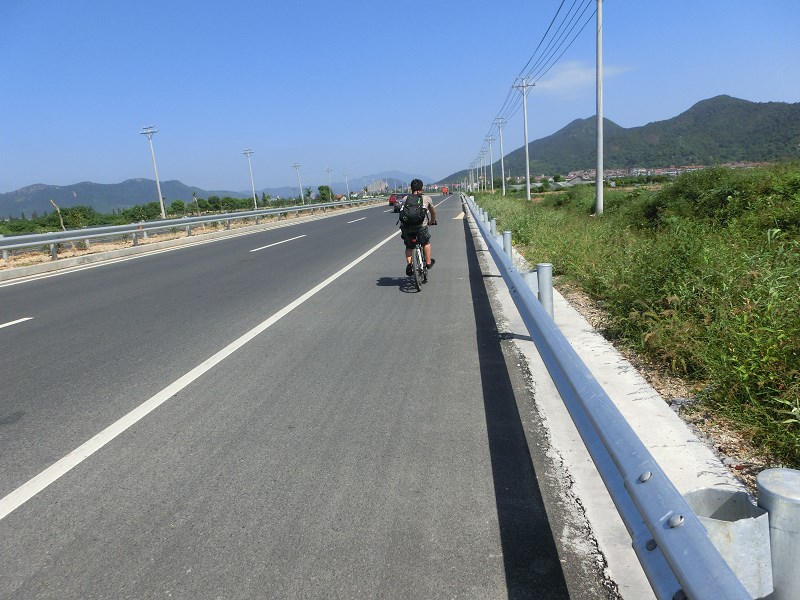 第一辆自行车1000块钱以下合适吗,世界第一辆自行车1790年