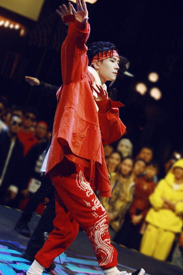 七岁小孩跳街舞很酷的感觉 (小孩喜欢跳的街舞又简单又好玩)