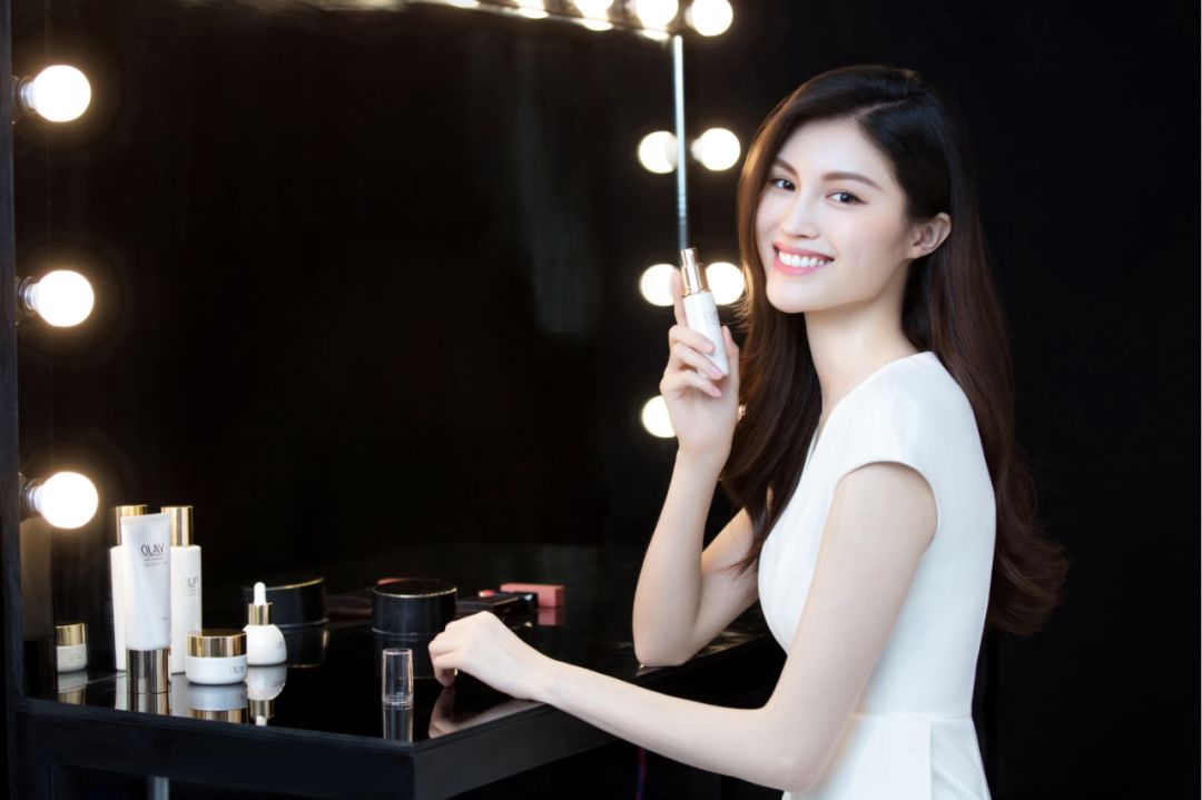 何穗美白美黑对比图,何穗白到底有多美