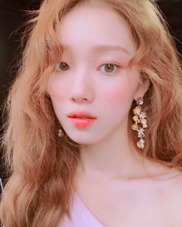 减龄秘籍学谭松韵穿出少女感,冬季怎么扎头发减龄又好看少女